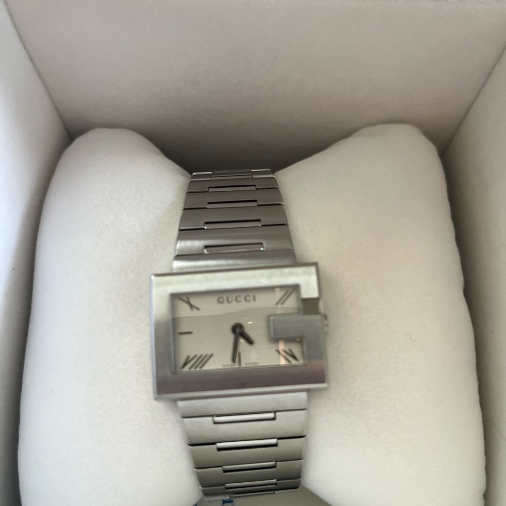 NIB - Gucci Metallic Silver Timepiece